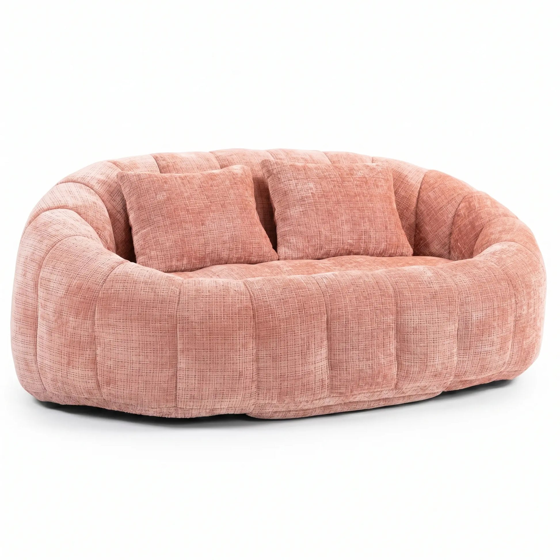 Grand canapé pouf arrondi de couleur vieux rose en tissu chenille texturé avec deux coussins carrés assortis sur fond blanc.