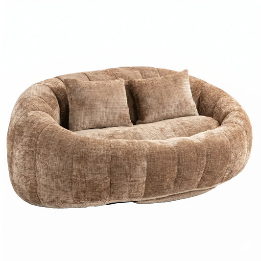 Grand canapé pouf panoramique arrondi de couleur beige sable en tissu chenille texturé, incluant deux coussins assortis, vue de face sur fond blanc.
